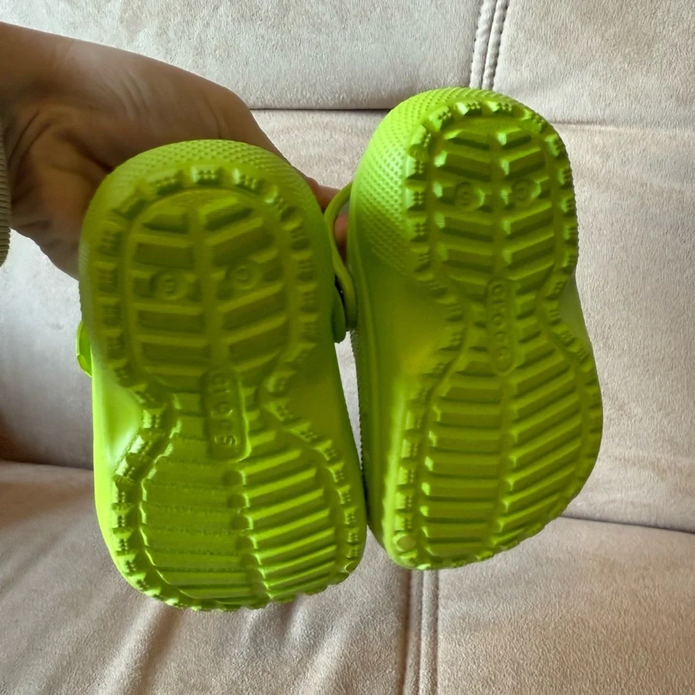 Crocs NWOT Lime Green Fleece Lined Size 5 Clogs